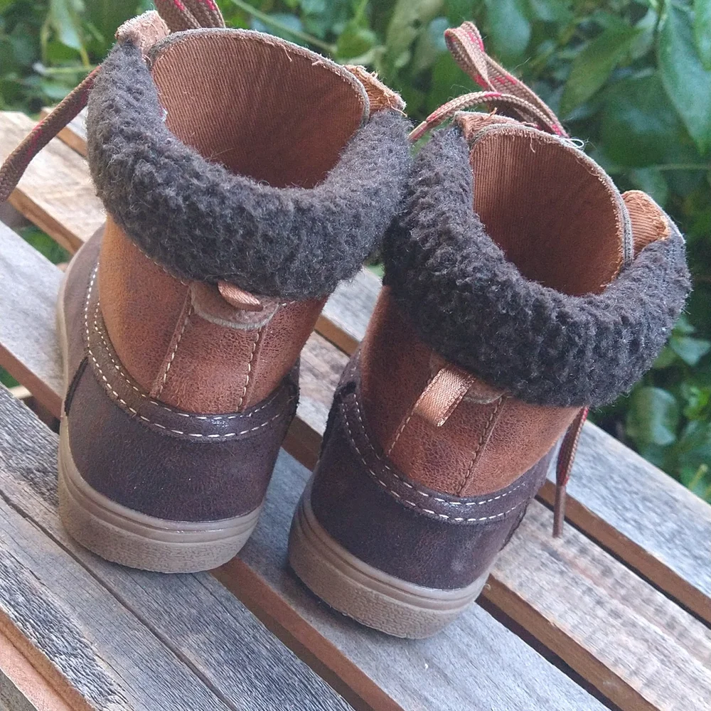 SIZE8: OLD NAVY KIDS BOOTS